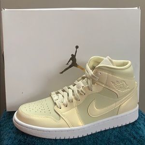 Women’s Air Jordan 1 MID SE Fossil/Fossil-White